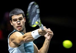 Carlos Alcaraz golpea con la derecha en el partido de anoche frente al italiano Andrea Vavassori, en el ATP 500 de Róterdam .