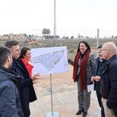 Autoridades y técnicos durante la visita a la parcela que acogerá las obras.