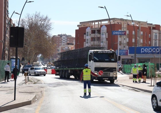 Un trabajador de las obras del soterramiento regula el tráfico en la alameda de Cervantes, ayer.