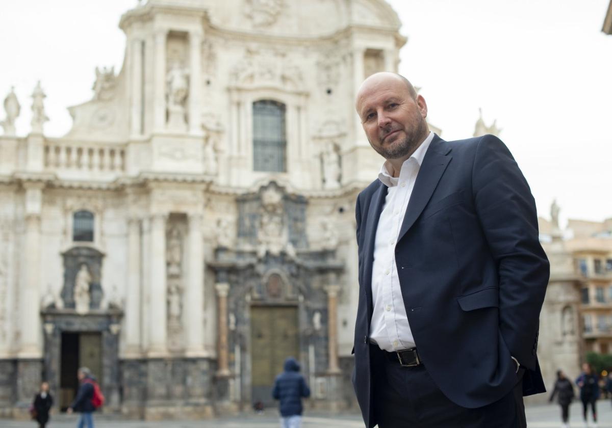 David Moreno Gómez, CEO de ESP Solutions, en la plaza Cardenal Belluga de Murcia.