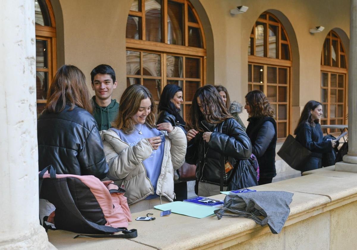 Algunos de los alumnos participantes en la fase regional de las olimpiadas, este viernes en el Claustro de La Merced de la UMU.