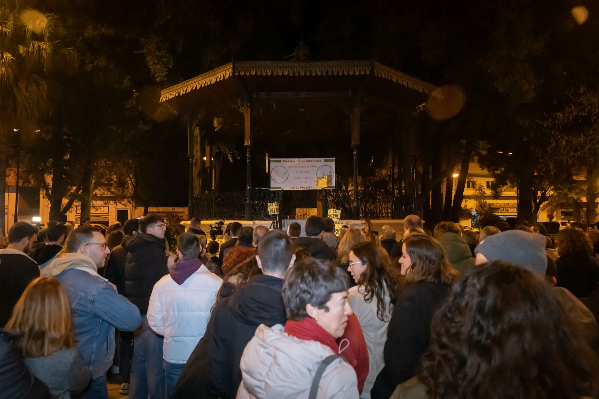 Concentración por el cierre de la ESO y Bachillerato en el IES El Palmeral