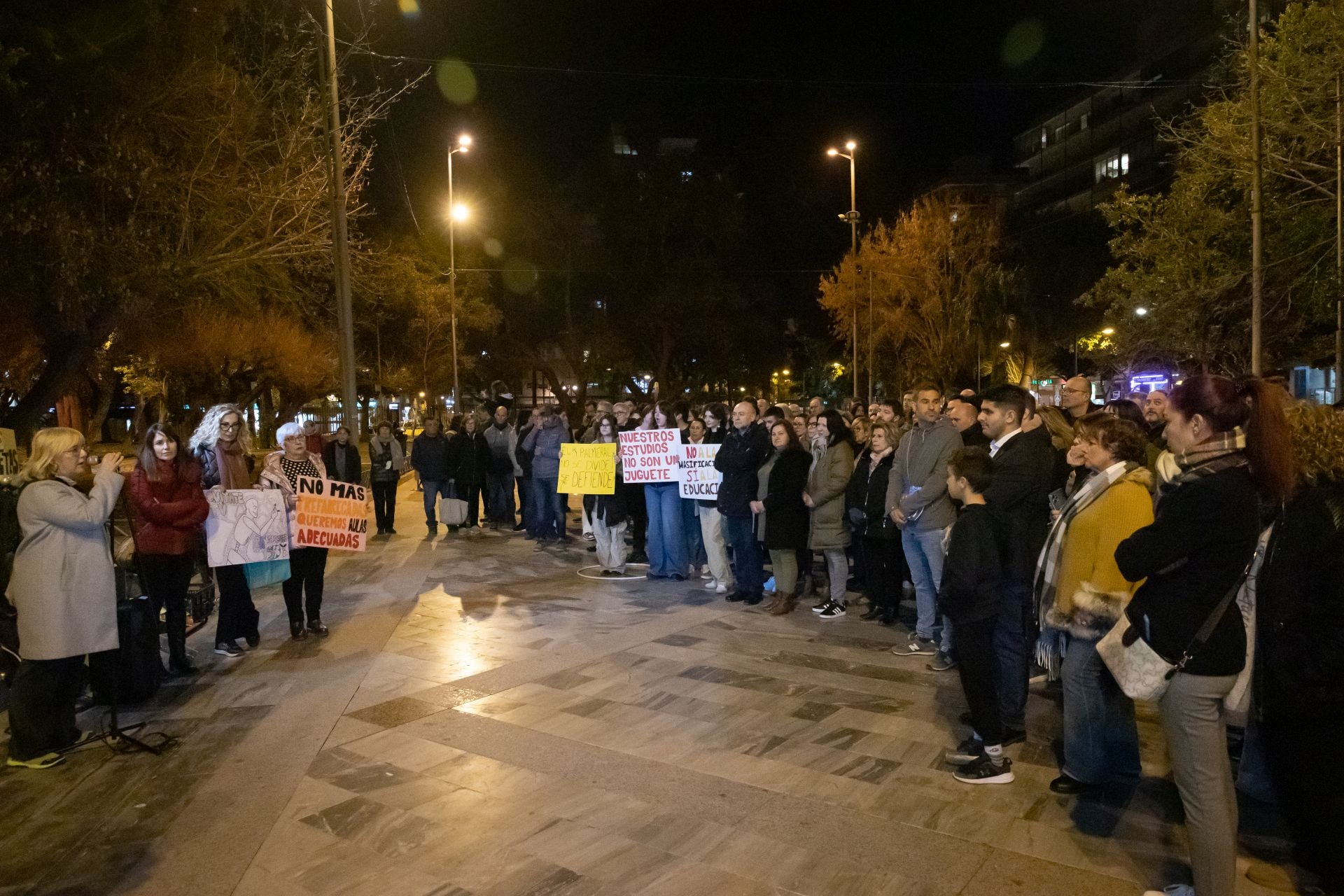 Concentración por el cierre de la ESO y Bachillerato en el IES El Palmeral