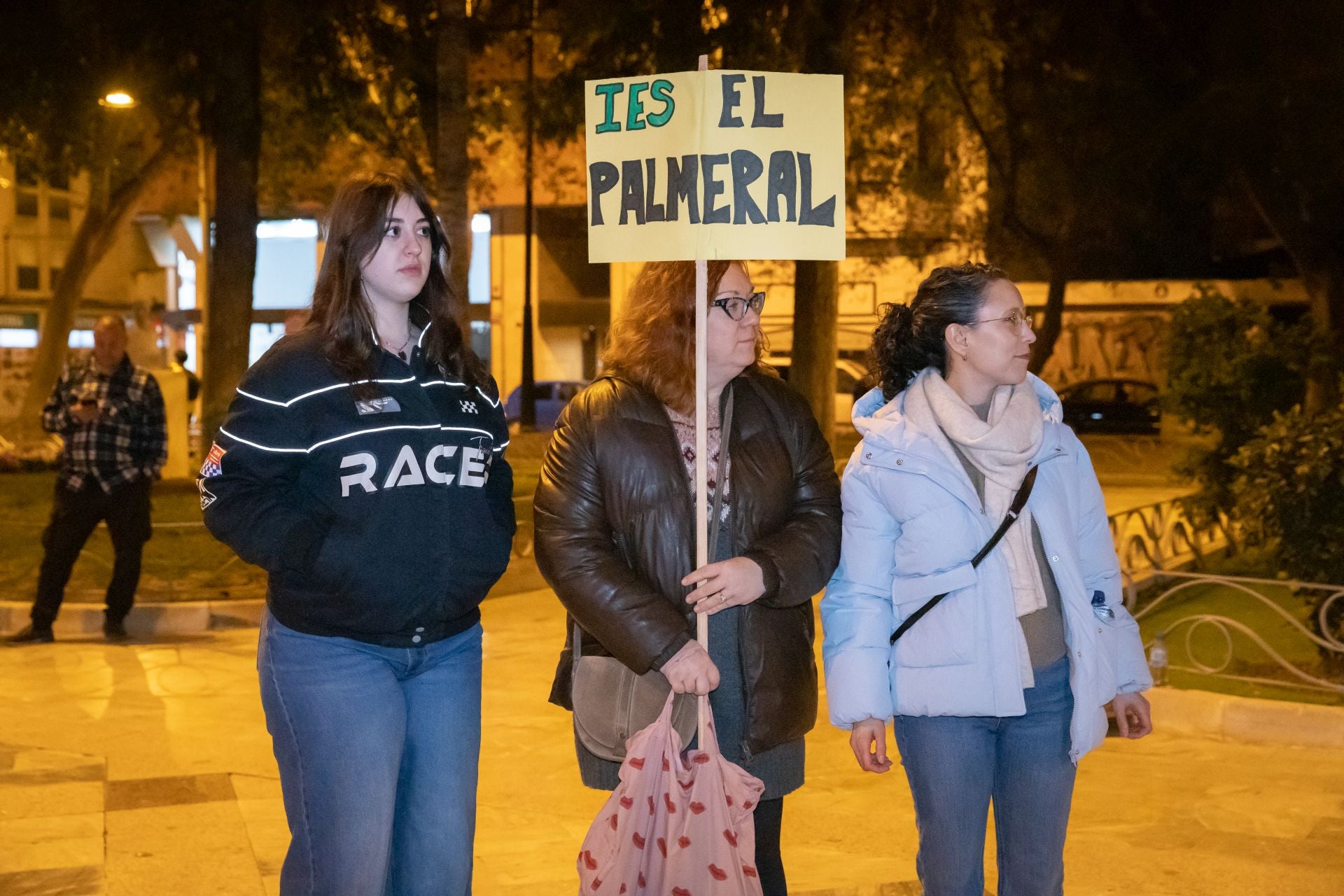 Concentración por el cierre de la ESO y Bachillerato en el IES El Palmeral