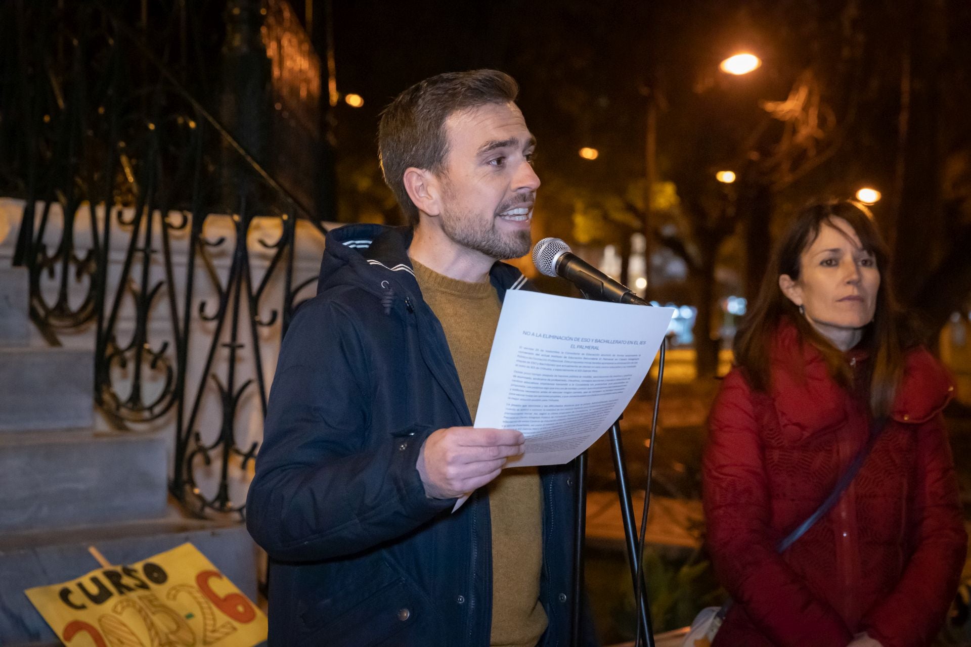 Concentración por el cierre de la ESO y Bachillerato en el IES El Palmeral