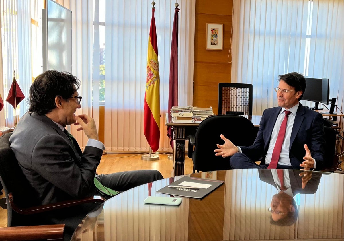 El presidente del TSJ, Miguel Pasqual de Riquelme, y el alcalde de Molina, José Ángel Alfonso, esta mañana durante la reunión.