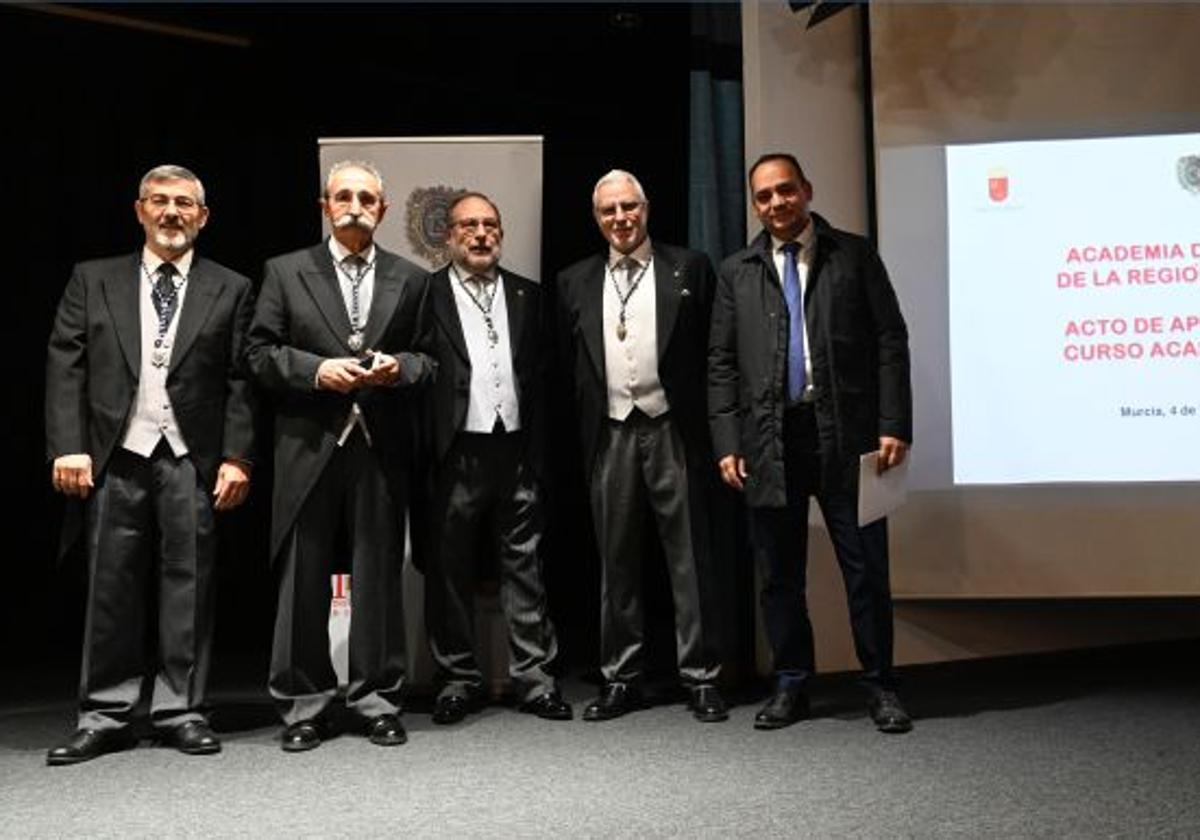 De izquierda a derecha, Pascual Lucas, Ángel Ferrández, Alberto Tárraga, Ángel Pérez Ruzafa y Antonio Cabalero, en el Acto de Apertura del Curso Académico 2025, celebrado en el Aula de Cultura de la Fundación Cajamurcia.