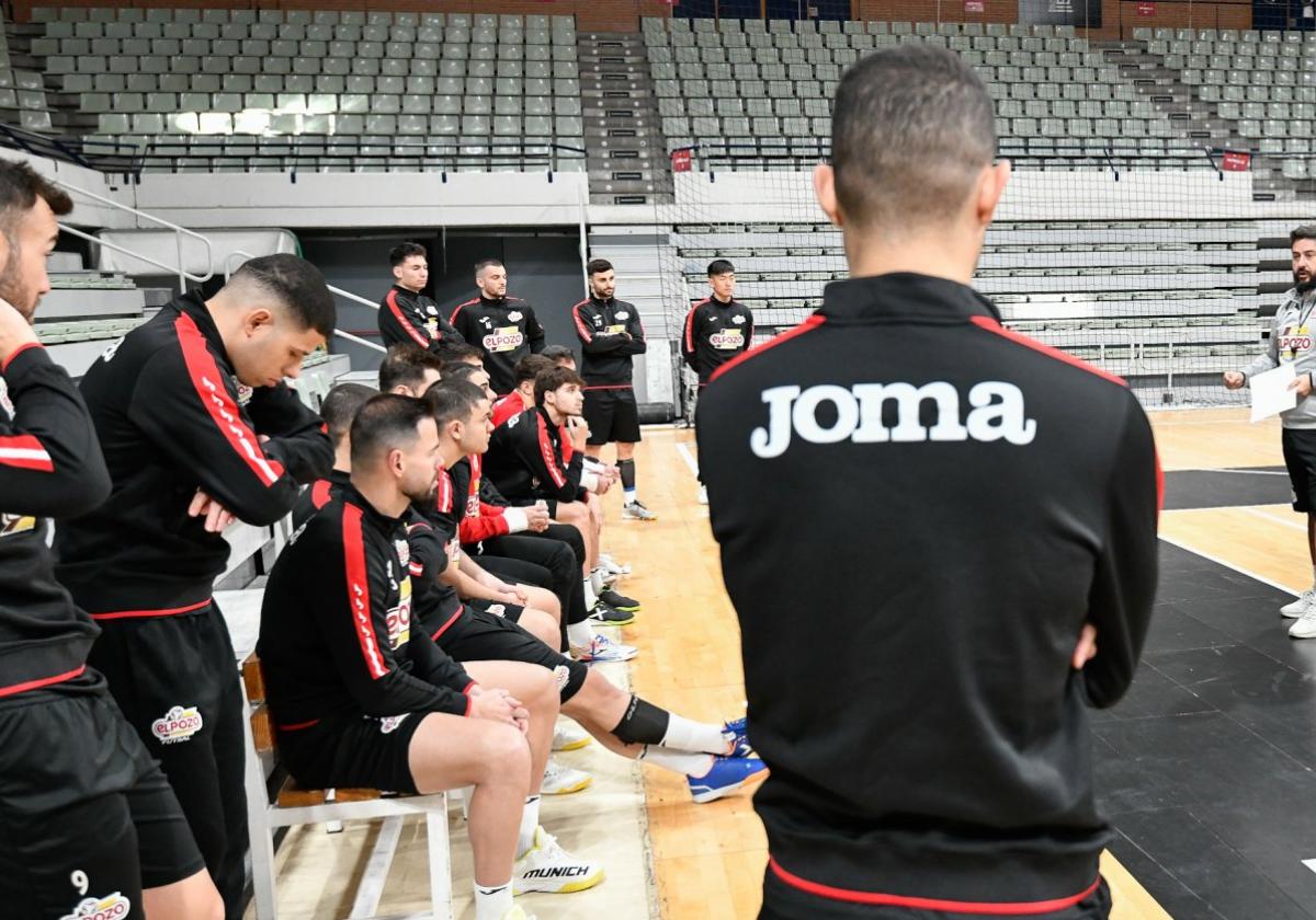 Josan González, técnico de ElPozo, da instrucciones a sus jugadores en un entrenamiento.