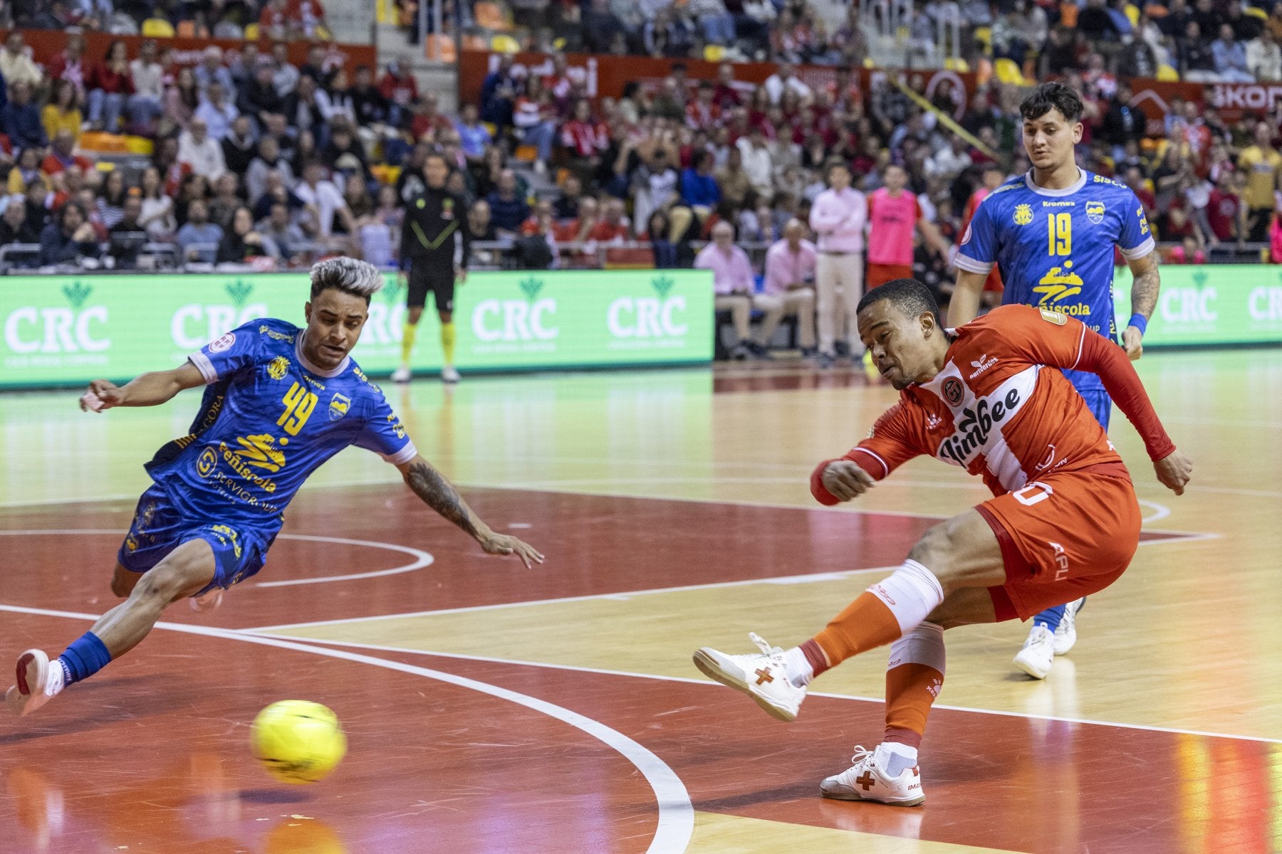 Osamanmusa, jugador del Jimbee, dispara en el partido de este sábado ante el Peñíscola.