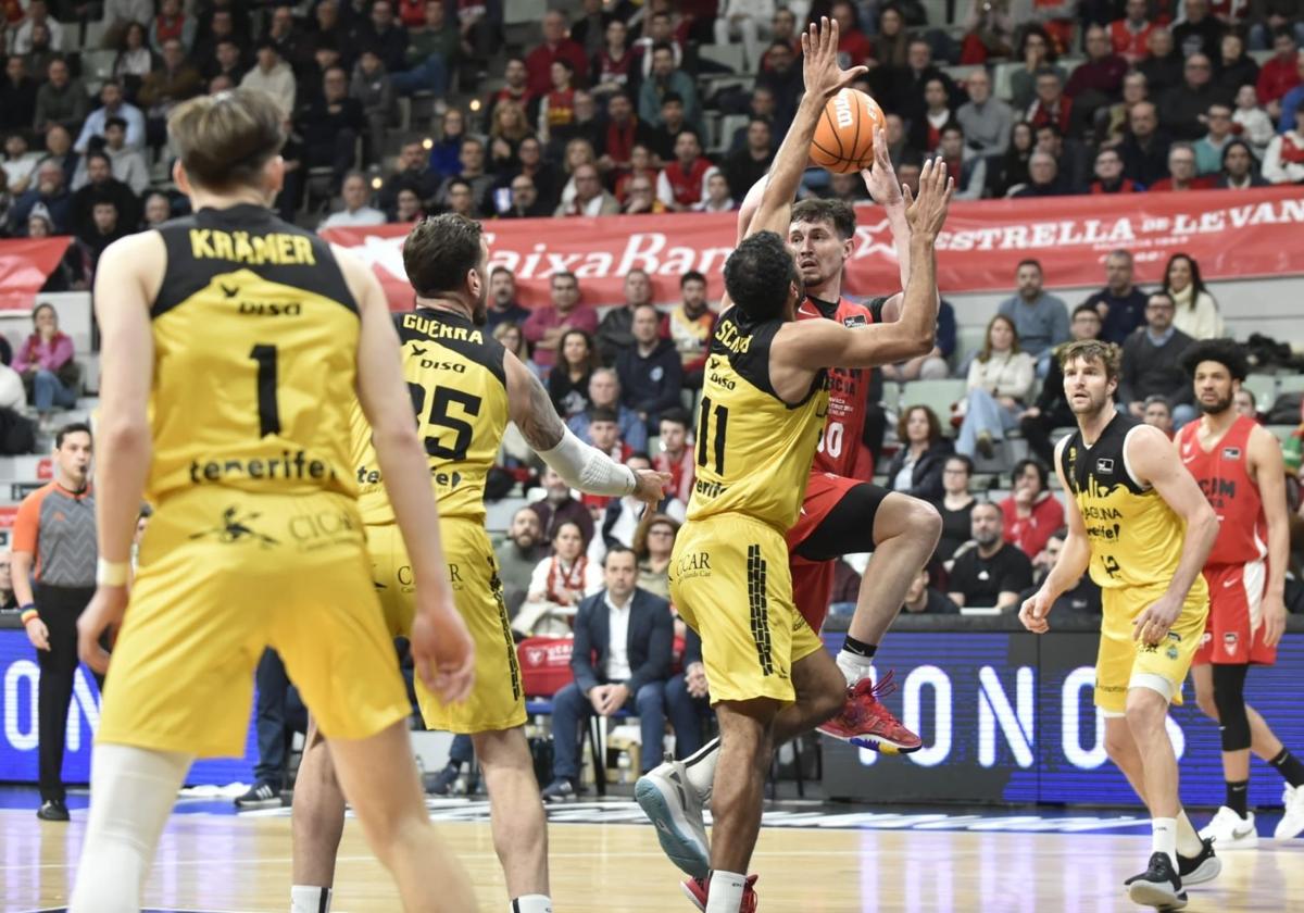 Kurucs pasa el balón con Thomas Scrubb delante de él.