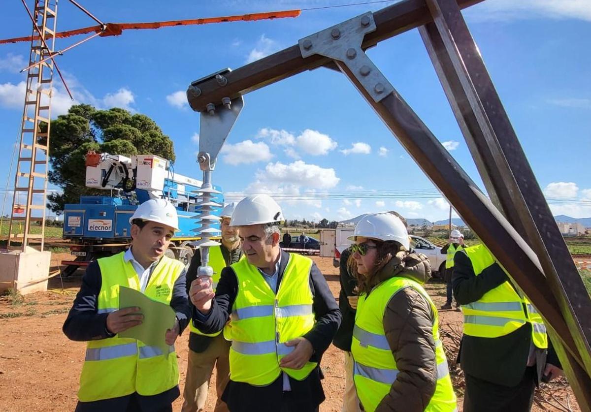 El consejero de Medio Ambiente, Universidades, Investigación y Mar Menor, Juan María Vázquez, durante la adecuación de las dos últimas crucetas aislantes para proteger la avifauna de electrocución.