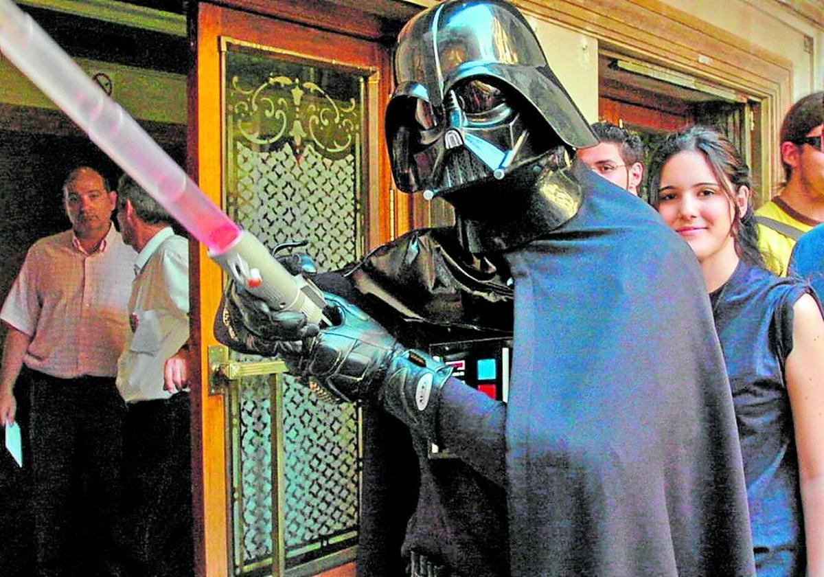 Estreno de 'La guerra de las galaxias', en 2005, con un aficionado disfrazado de Darth Vader.