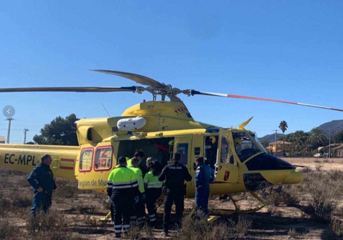 El helicóptero, con la mujer rescatada.