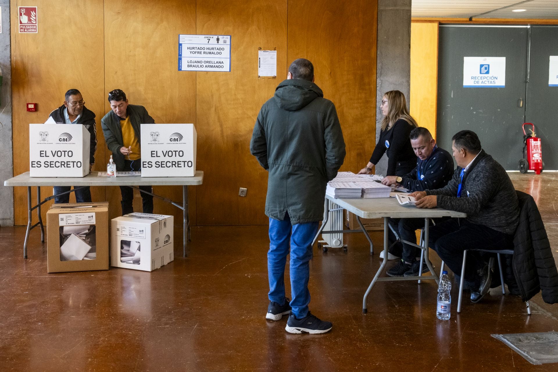 La votación para las elecciones de Ecuador en Murcia, en imágenes