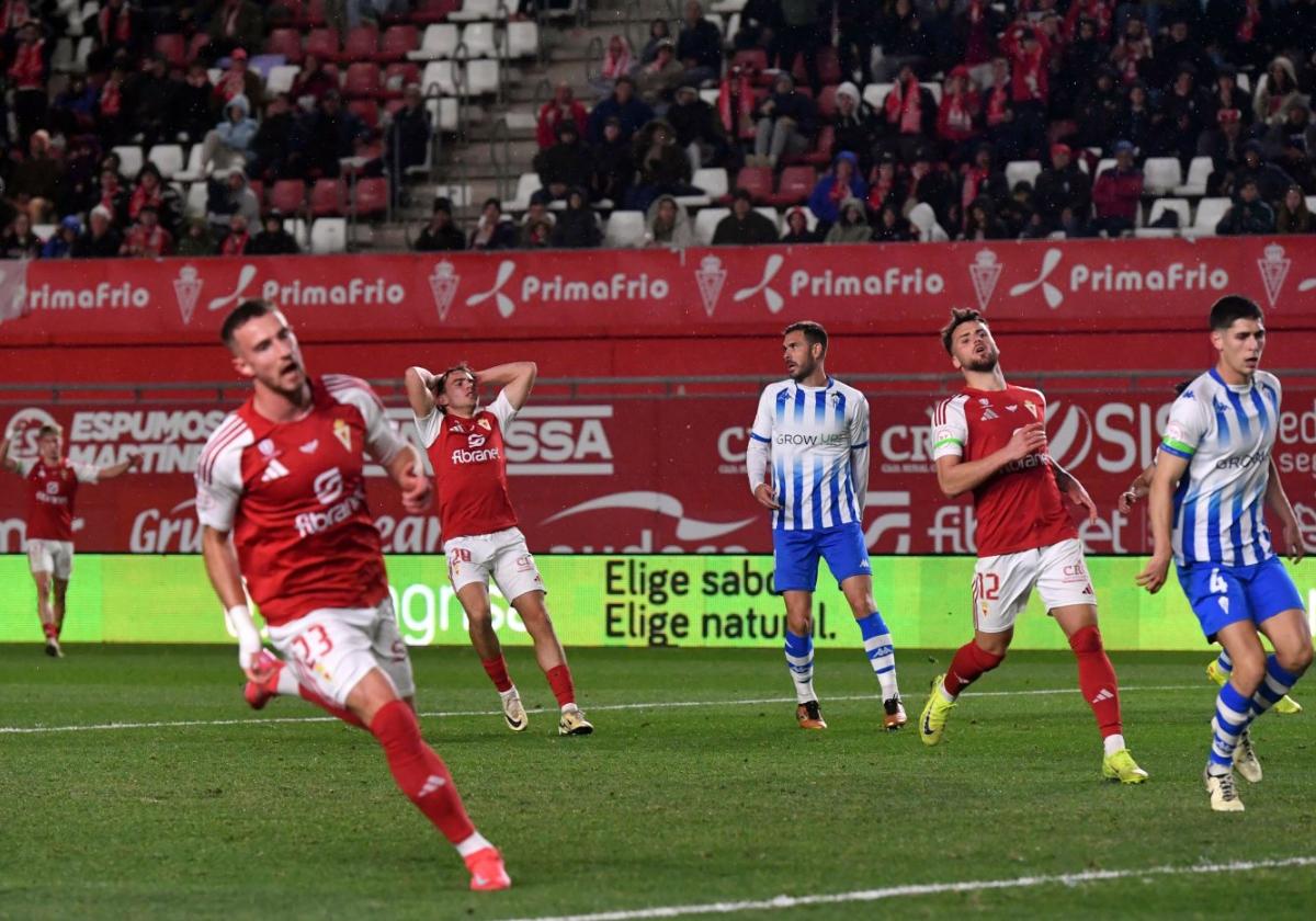 Forns, con las manos en la cabeza, Flakus y Alcaina se lamentan de una ocasión perdida en el último partido ante el Alcoyano.