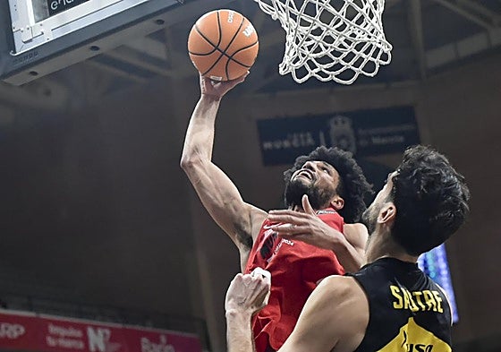 Fuerte mate a una mano de Kaiser Gates, que le pone el póster a Joan Sastre.