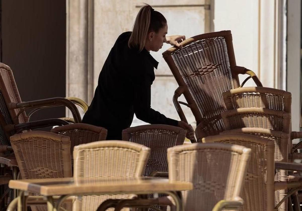 Una camarera prepara una terraza en una imagen de archivo.