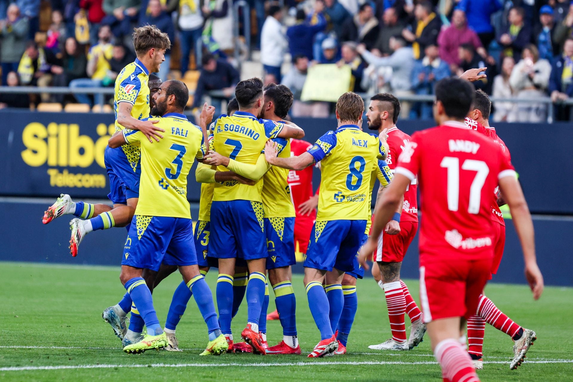 La derrota del Cartagena frente al Cádiz, en imágenes