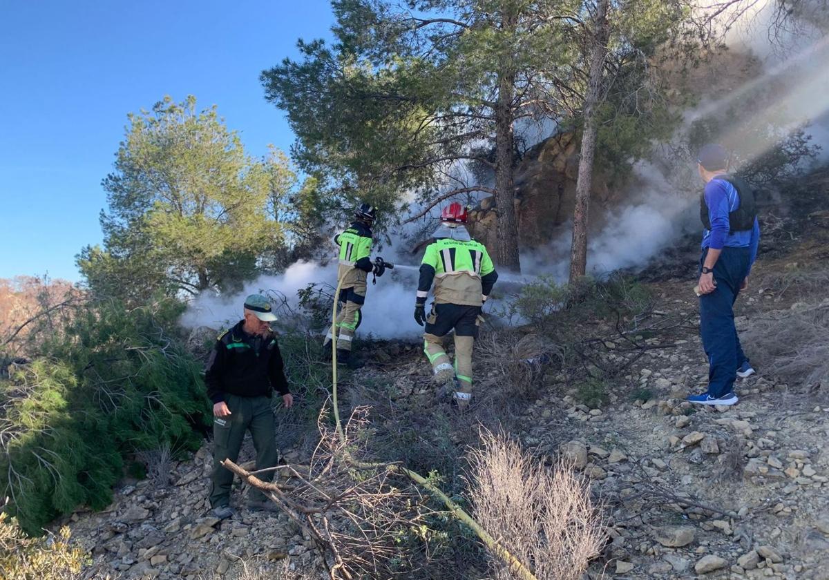 Los bomberos trabajando en el incendio.