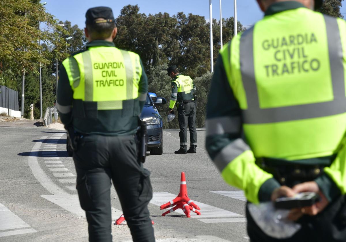 Agentes de Tráfico, durante un control rutinario.