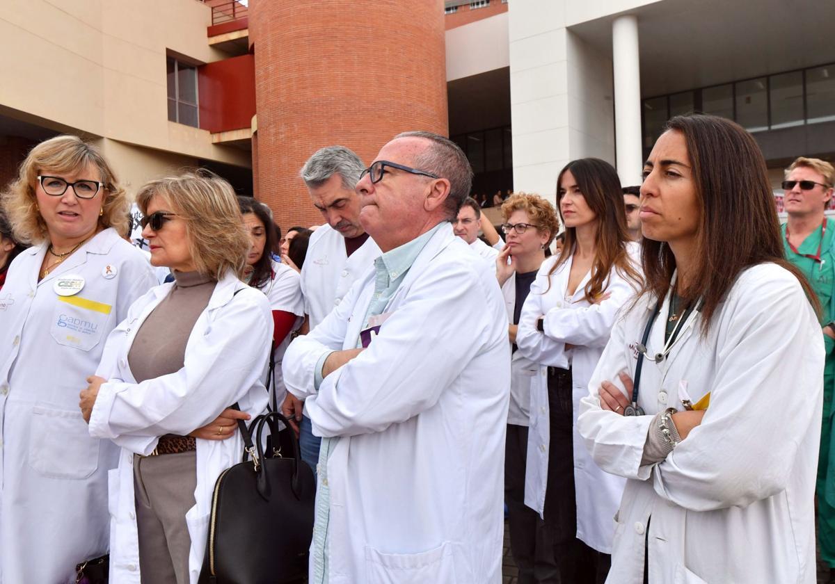 La protesta de los sanitarios por la reforma del Ministerio en La Arrixaca, en imágenes