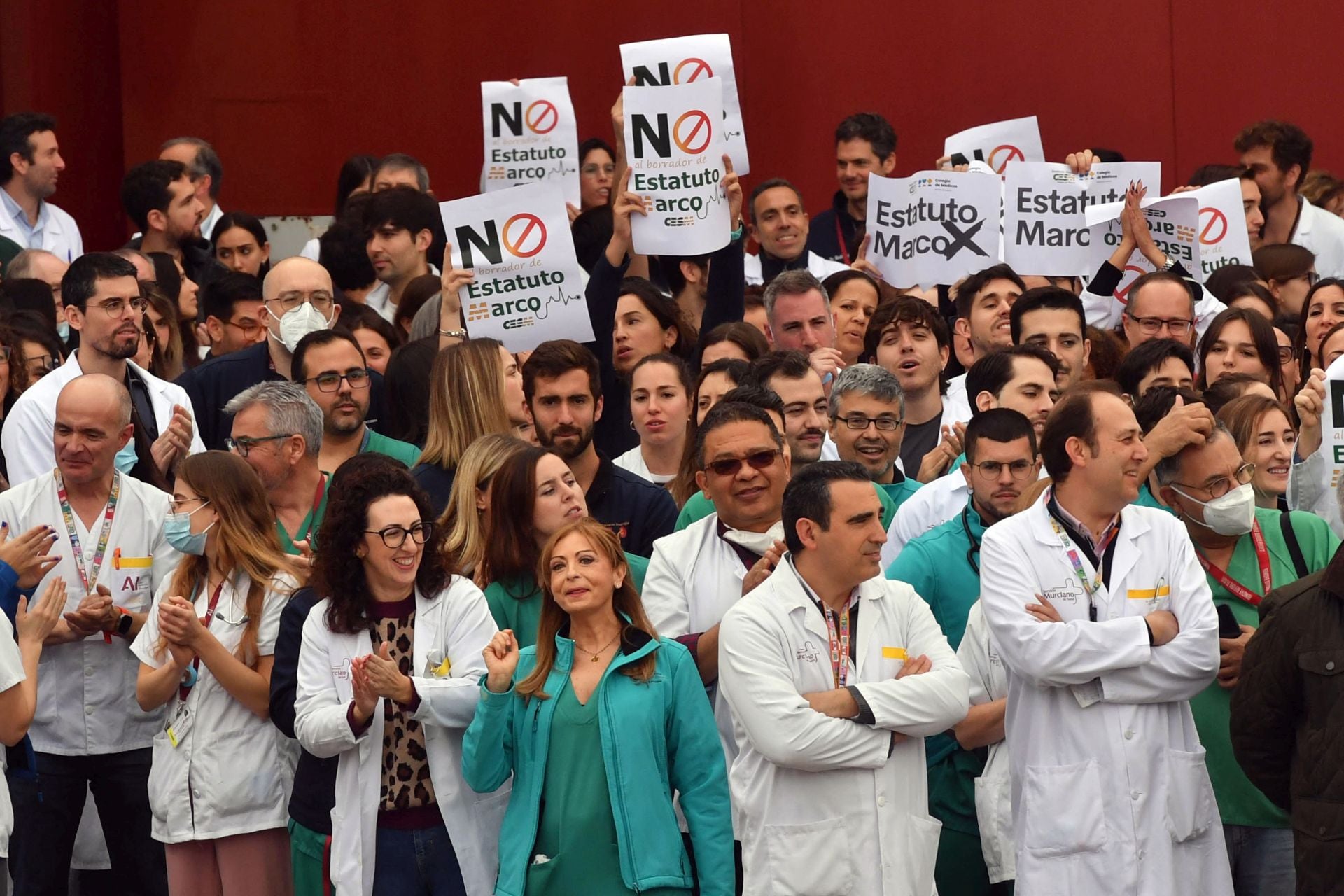 La protesta de los sanitarios por la reforma del Ministerio en La Arrixaca, en imágenes