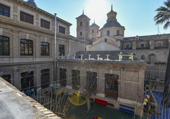 Obreros durante el proceso de colocación de la estructura que sujetará el toldo en el colegio Cierva Peñafiel de Murcia.