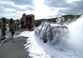 El estado del vehículo tras el incendio.