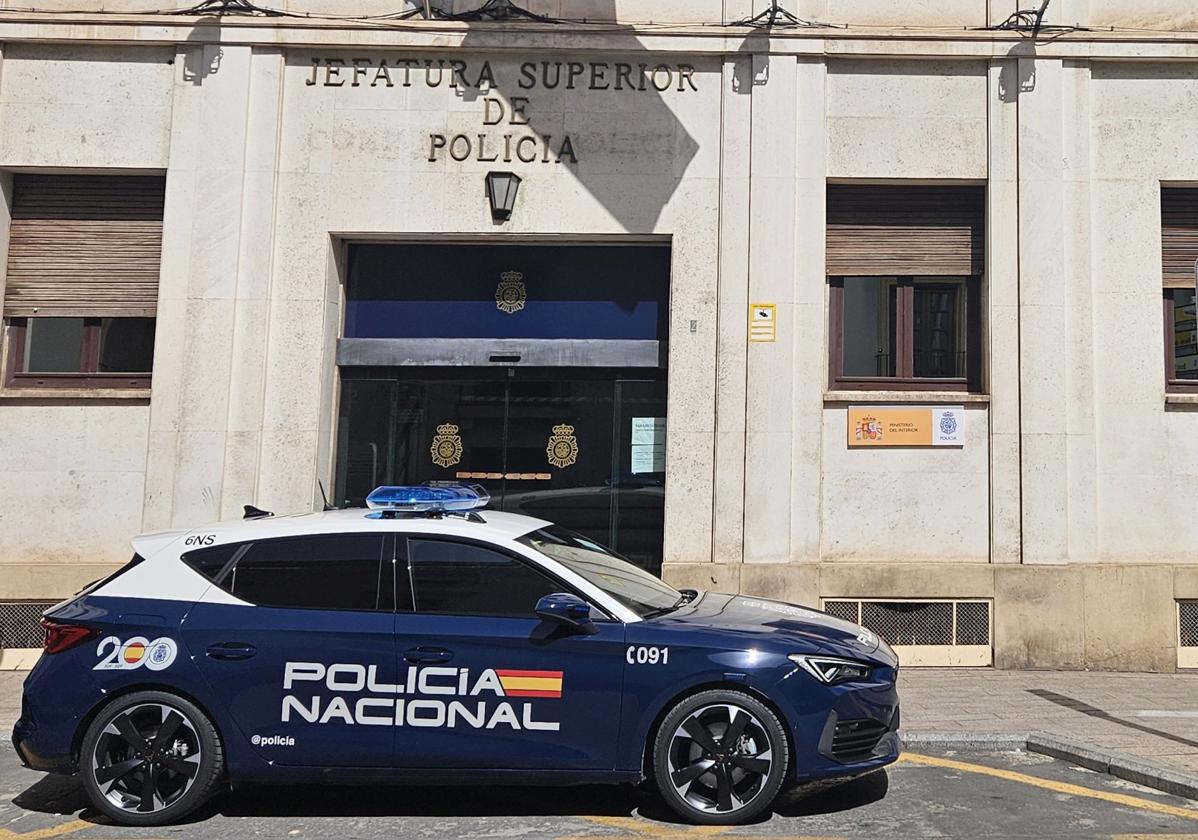 Un vehículo de la Policía Nacional frente a la Jefatura Superior de Policía, en una imagen de archivo.