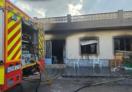 Fachada de la casa afectada por el incendio.