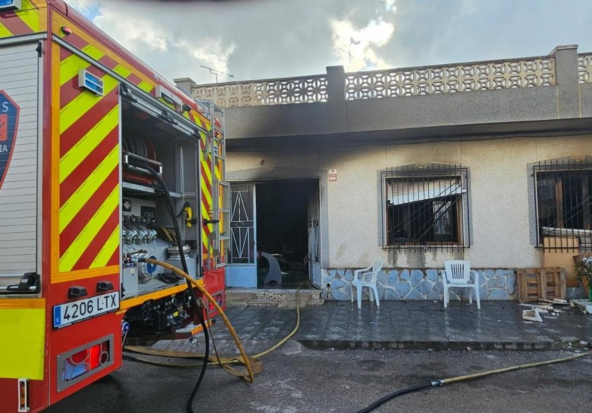 Fachada de la casa afectada por el incendio.