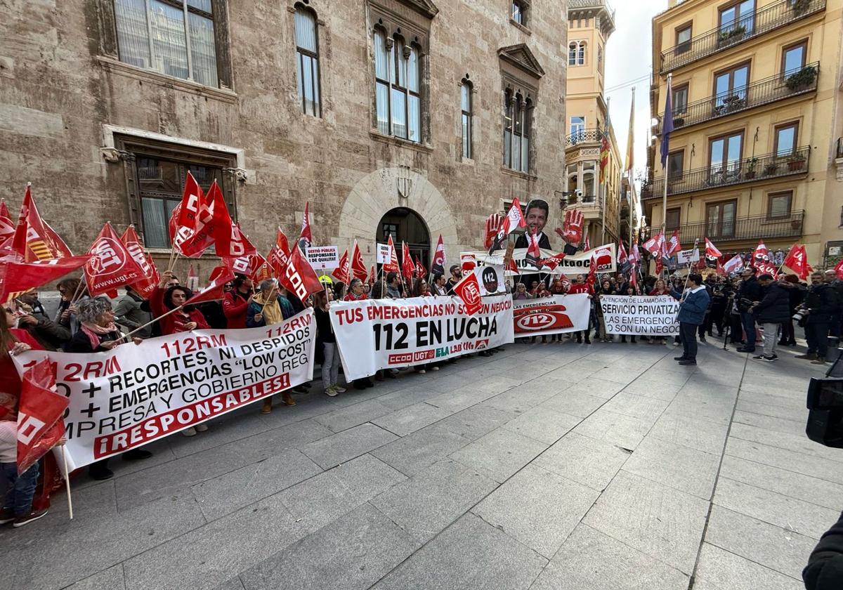 Trabajadores de los centros del 112 en diversas comunidades autónomas protestan por la mejora del servicio y de sus condiciones laborales.