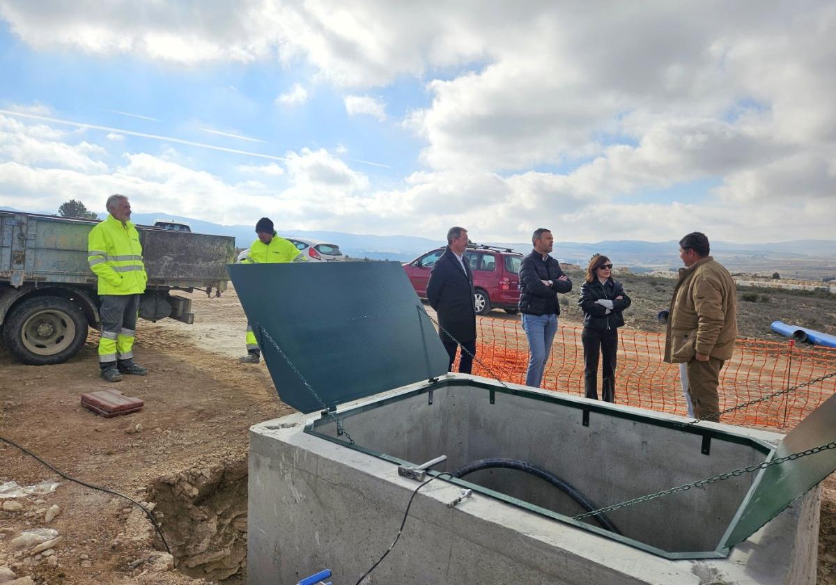 Autoridades y técnicos, ayer, en la zona donde se están ejecutando las obras.