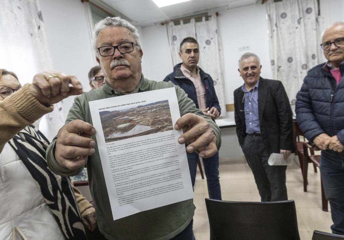 Pedro Gálvez muestra un escrito donde se resume la historia reciente de los terrenos de Española del Zinc.