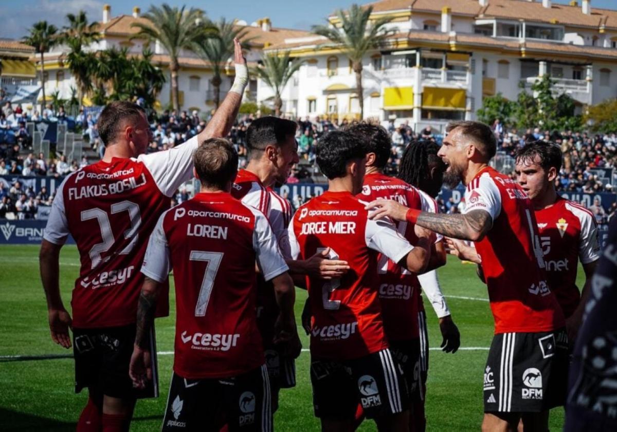 Los jugadores del Real Murcia celebran uno de los goles en la victoria por 1-4 ante el Marbella el pasado domingo.