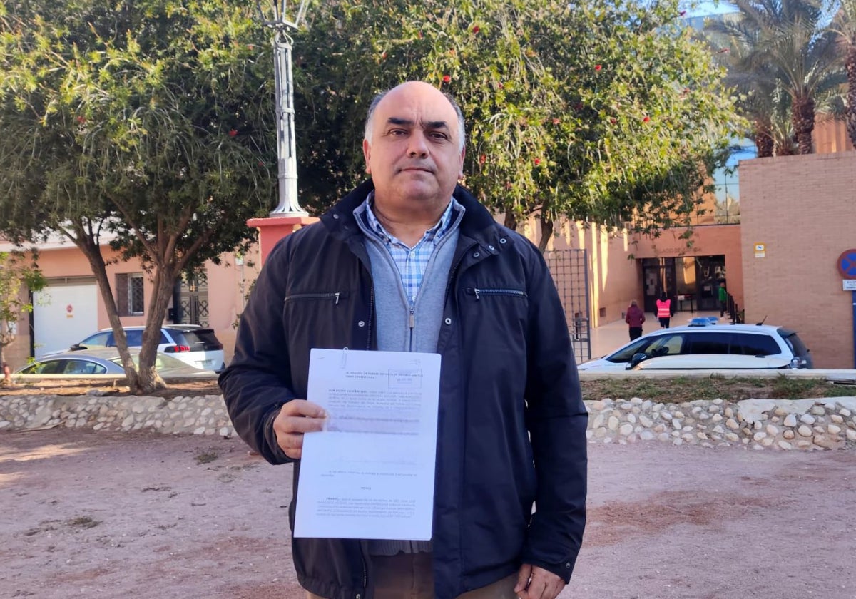 Víctor Valverde frente a los juzgados de Orihuela, tras presentar la denuncia contra Aix