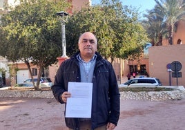 Víctor Valverde frente a los juzgados de Orihuela, tras presentar la denuncia contra Aix