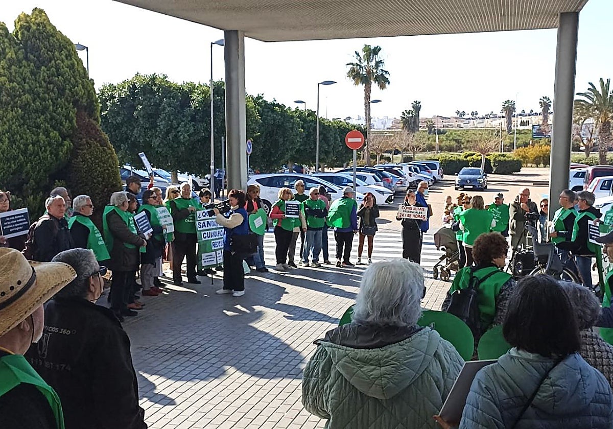 Concentración de la plataforma por la sanidad 100x100 pública y de calidad del departamento de Torrevieja.