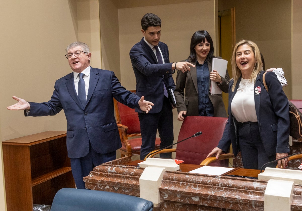 El todavía secretario general del PSRM-PSOE, José Vélez, el martes en la Asamblea junto a Juan Andrés Torres, Marisol Sánchez Jódar y Carmina Fernández