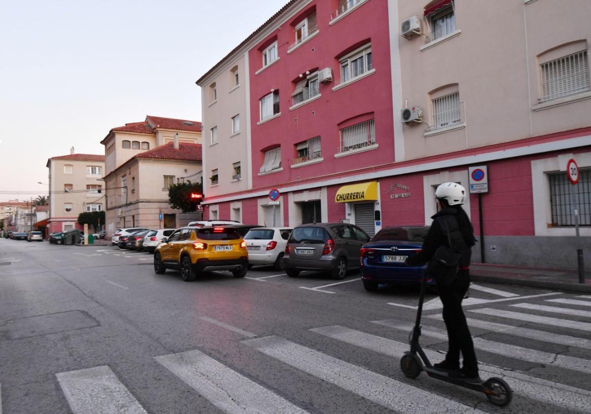 Un coche busca estacionamiento en una de las calles del barrio de Vistabella, ayer.