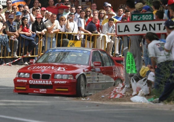 Un coche de competición sube por la carretera de La Santa, en Totana, durante una edición del rally, en una imagen de archivo.