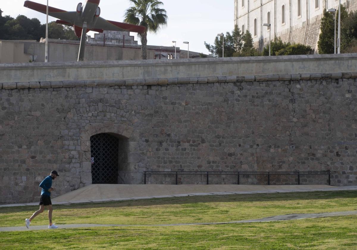 Un deportista corre por el jardín de la Cuesta del Batel, frente a la Puerta del Socorro, cuyo nuevo acceso ya ha sido descubierto tras las obras.