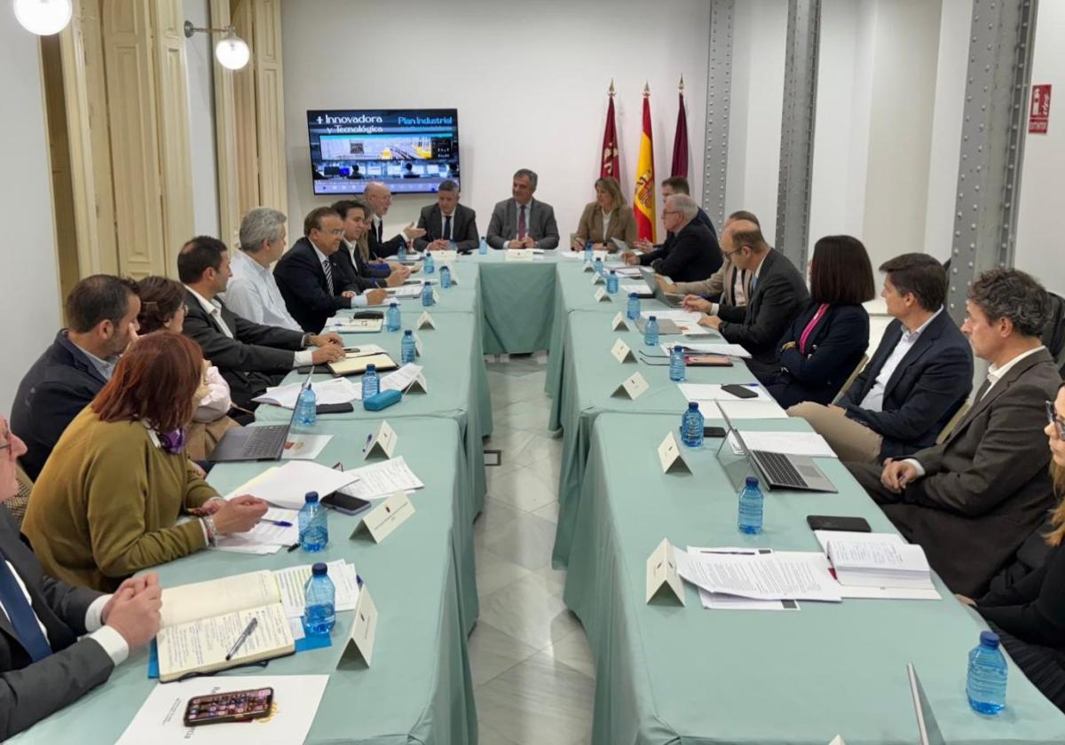 El consejero (c) preside la segunda mesa para la elaboración del Plan Industrial, ayer, en Cartagena.