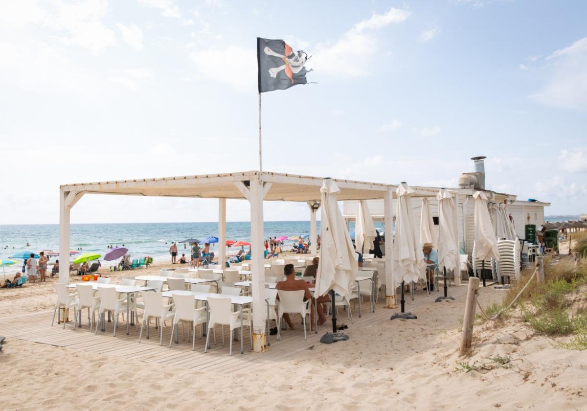 Uno de los chiringuitos de la playa de Mil Palmeras que estuvo operativo el pasado verano.