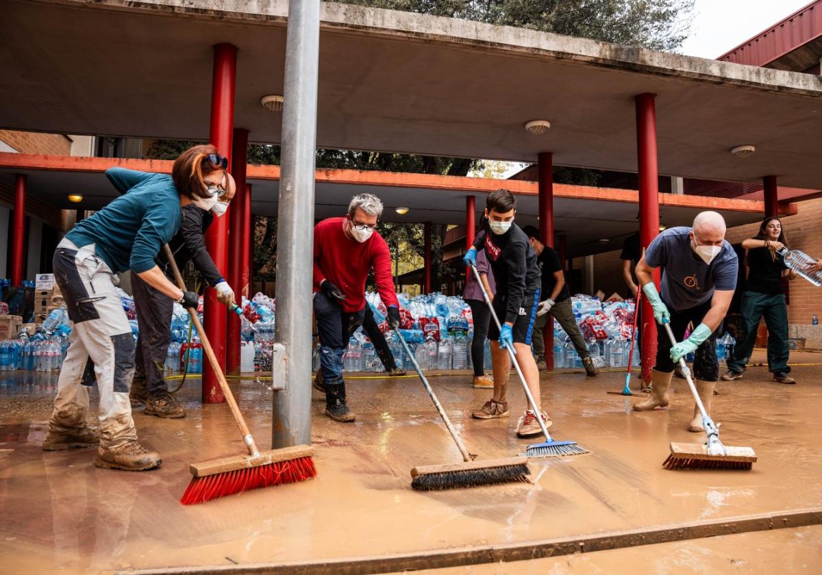 Voluntarios retiran agua de un instituto en Picaña (Valencia) tras la dana del pasado mes de noviembre.