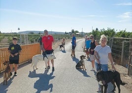 Voluntarios de Asoka durante un paseo solidario canino realizado en las inmediaciones del albergue.