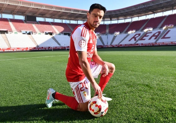 El jugador Antonio David Álvarez, 'Davo', en el estadio Enrique Roca.