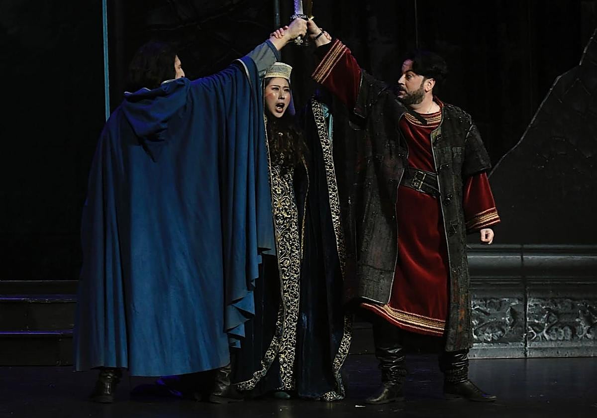 El murciano David Baños, ayer, a la derecha, como Manrico en 'Il Trovatore', en las tablasdel Teatro Romea.