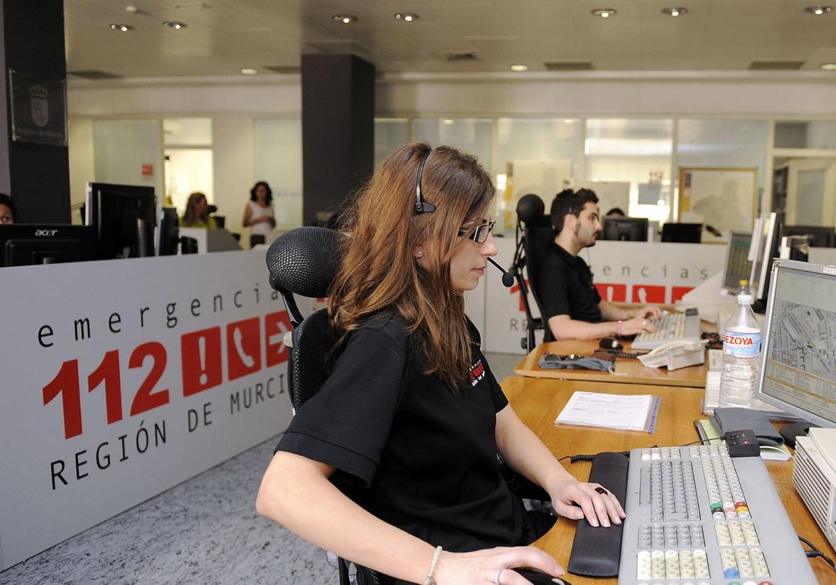 Una operadora atendiendo llamadas en la sala del 112 de la Región de Murcia.