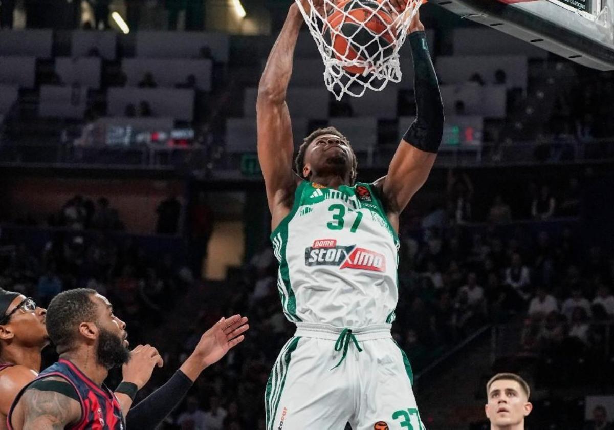 Kostas Antetokounmpo machaca el aro en la visita del Panathinaikos al Baskonia la temporada pasada.